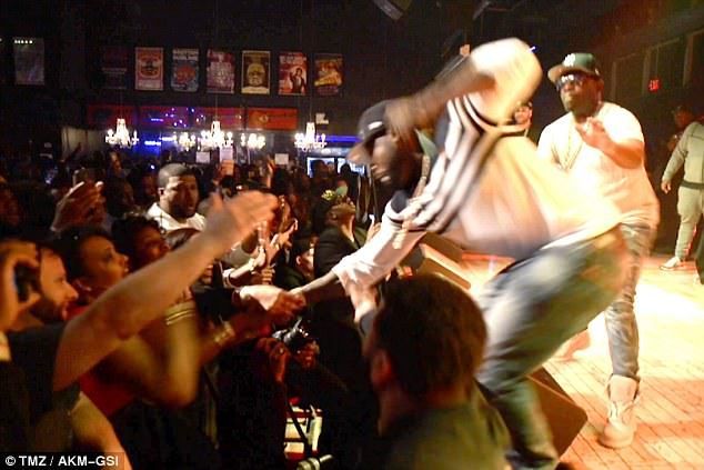 50 Cent golpea a fanática durante concierto