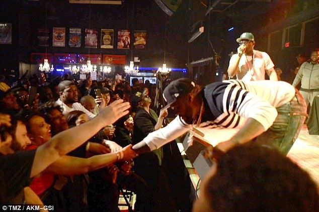50 Cent golpea a fanática durante concierto - 50-cent
