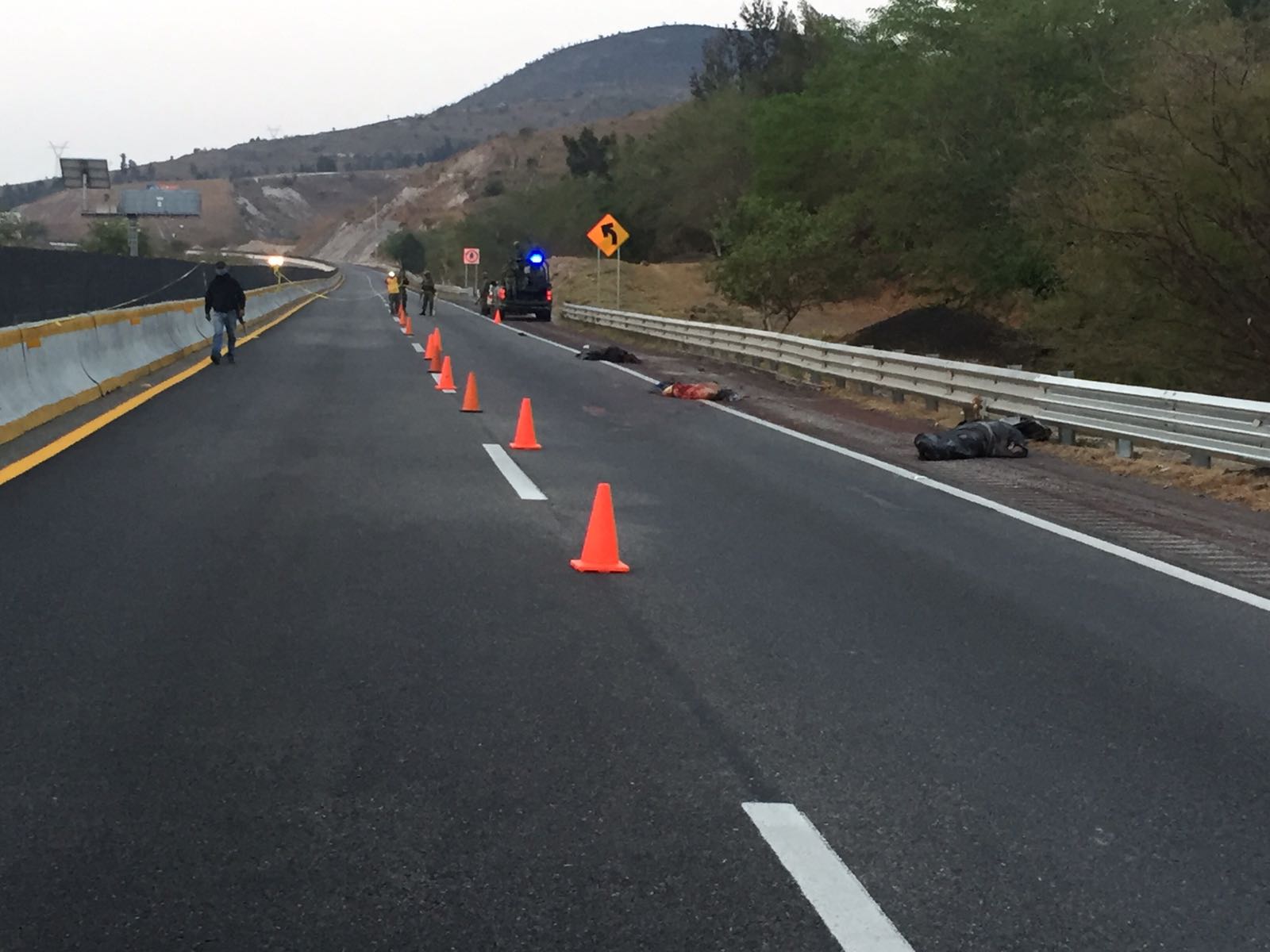 #Video Encuentran tres cadáveres embolsados en la Autopista del Sol - 760a3b93-e3c1-4d2b-ad65-7b11c0be26ce