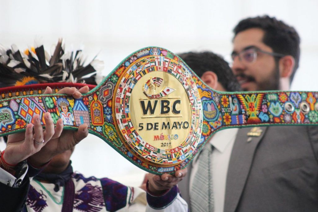 Presentan cinturón huichol para la pelea Canelo vs Chávez Jr - C-MlO8pV0AAEJo9-1024x683
