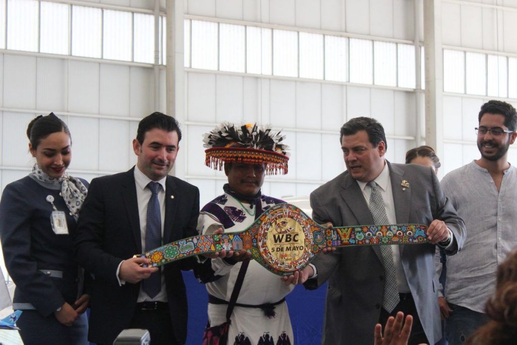Presentan cinturón huichol para la pelea Canelo vs Chávez Jr - C-MlO8uUQAAUZeS-1024x683