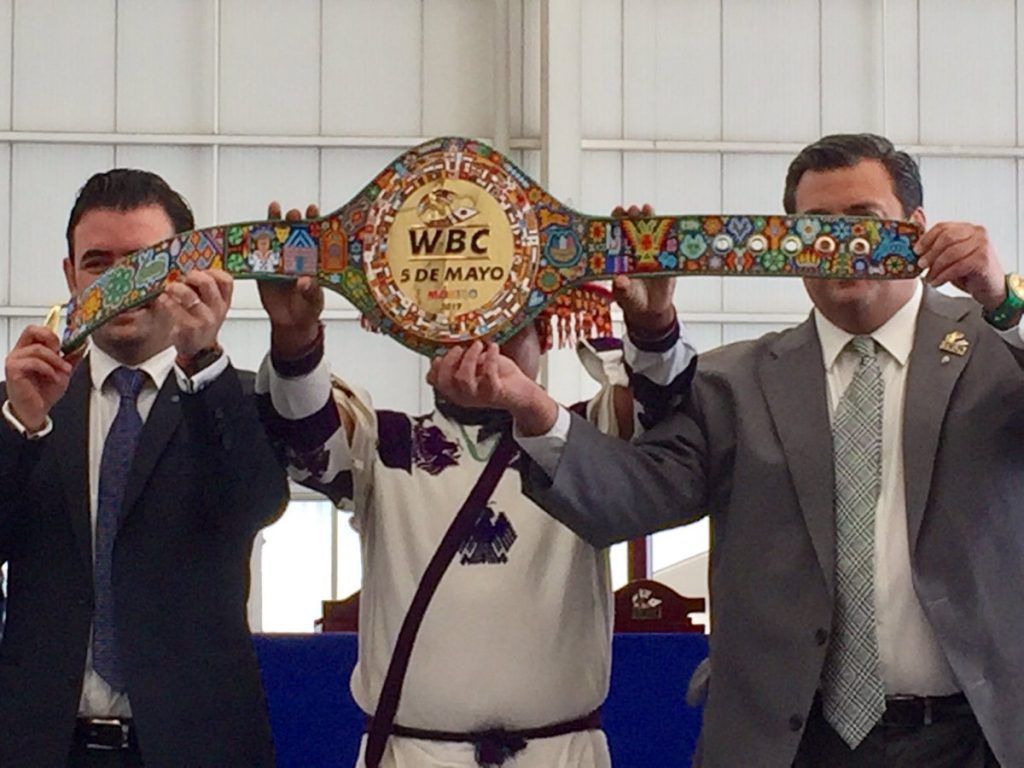 Presentan cinturón huichol para la pelea Canelo vs Chávez Jr - C-MlyhwUQAE_22N-1024x768