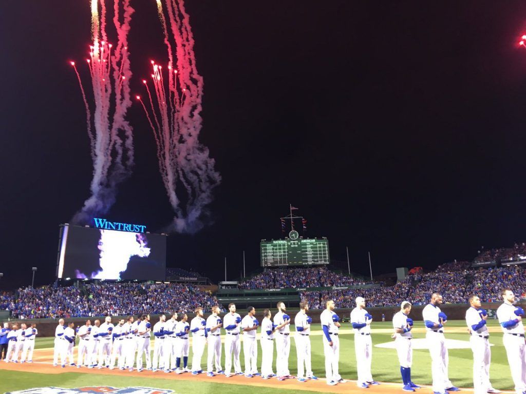 Cachorros colocan banderín de campeones de Serie Mundial en Wrigley Field - C9GFL0pXkAAGC9m-1024x768