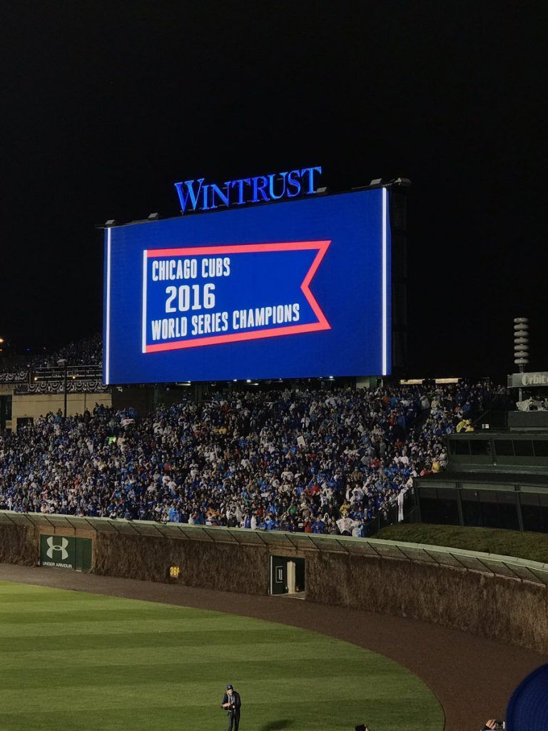 Cachorros colocan banderín de campeones de Serie Mundial en Wrigley Field - C9GKB8BWAAEJF_I-768x1024