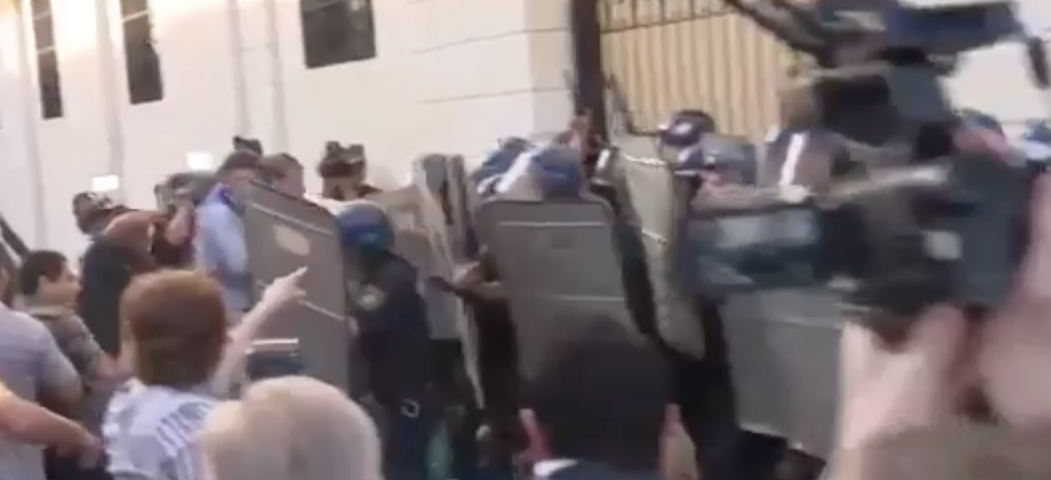 #Video Policía antimotines le dispara en la cara a diputado paraguayo
