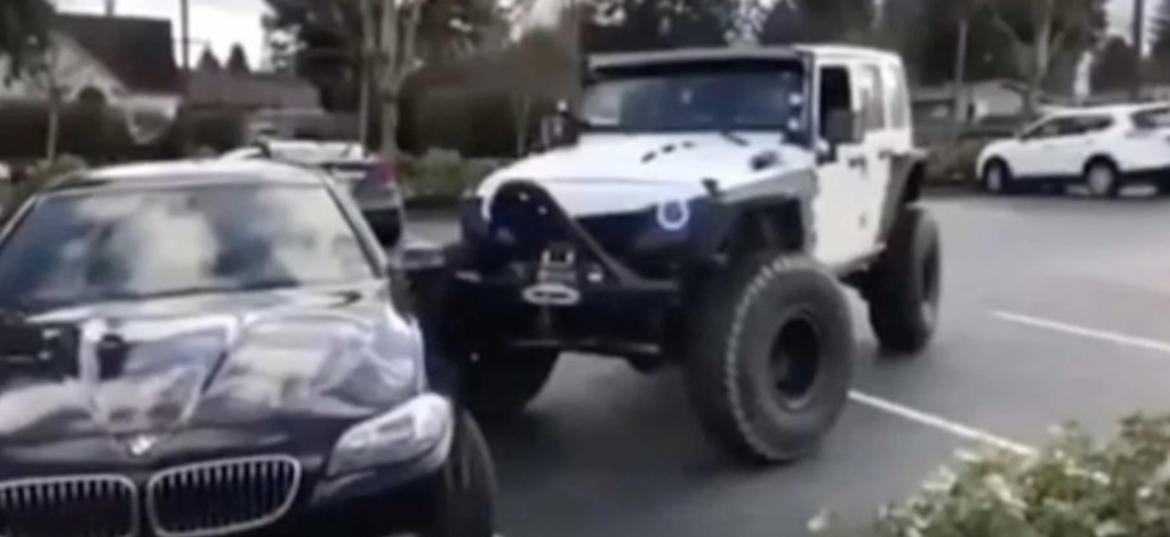 #Video Conductor embiste a coche mal estacionado