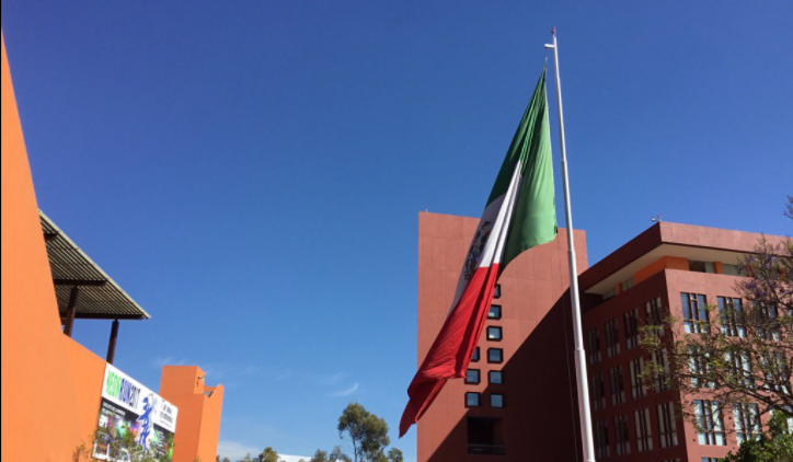 Paramédicos atienden a alumnos del Tec de Santa Fe por intoxicación