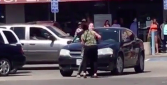 #Video Mujer golpea a anciana en estacionamiento en California - Captura-de-pantalla-2017-04-06-a-las-16.28.06