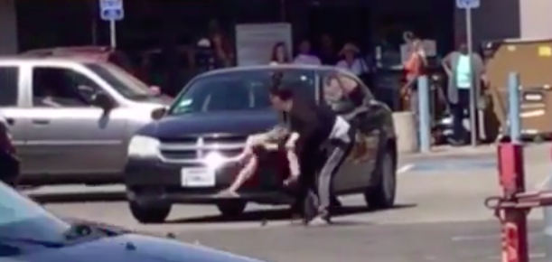 #Video Mujer golpea a anciana en estacionamiento en California