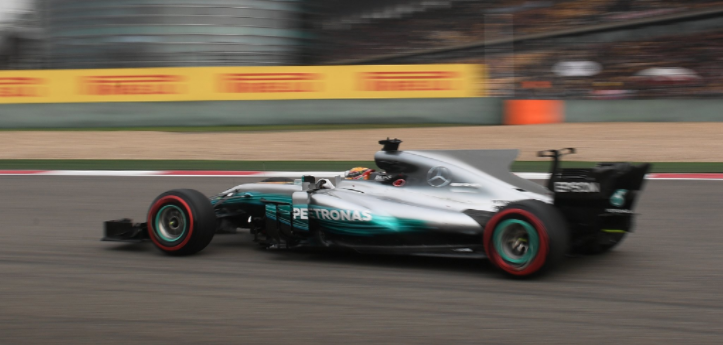 Hamilton logra tiempo récord y se queda con la pole en Shangai
