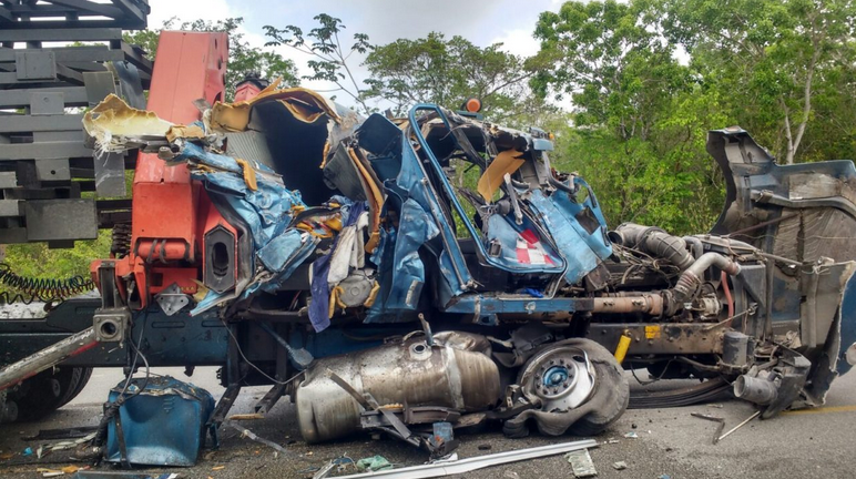 Choque entre tráiler y camión deja tres lesionados en Quintana Roo