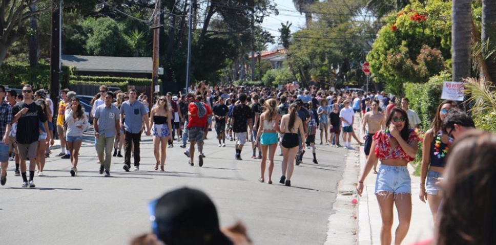 Detienen a 42 personas en fiesta anual de spring break en California Detienen a 42 personas en fiesta anual de spring break en California