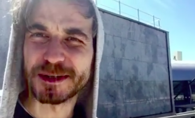 Encarcelan durante tres días a músico por problemas de visado