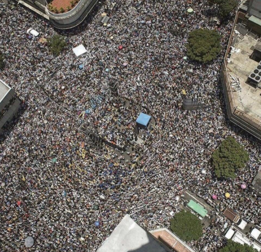Lanzan objetos a Maduro durante recorrido por calles de Venezuela - Captura-de-pantalla-2017-04-11-a-las-19.23.20