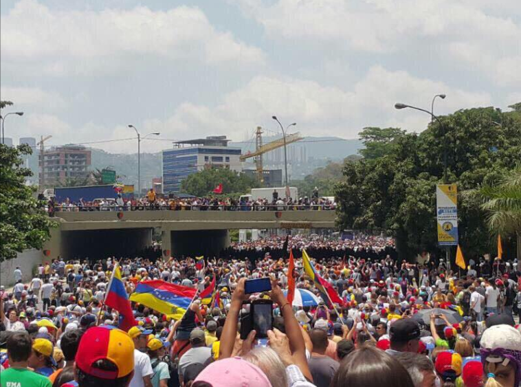 Lanzan objetos a Maduro durante recorrido por calles de Venezuela - Captura-de-pantalla-2017-04-11-a-las-19.23.34