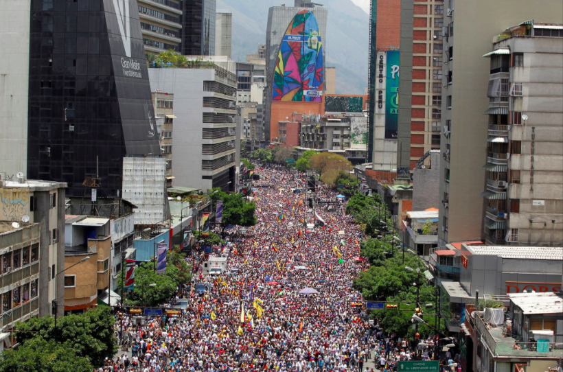 Lanzan objetos a Maduro durante recorrido por calles de Venezuela - Captura-de-pantalla-2017-04-11-a-las-19.23.47