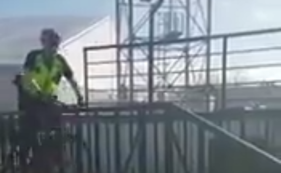 #Video Policía cae en demostración de cómo bajar escaleras en bicicleta