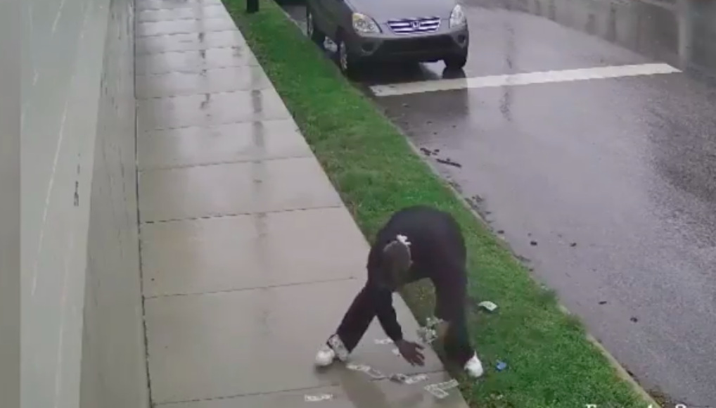 #Video Ladrón pierde botín mientras andaba en bicicleta