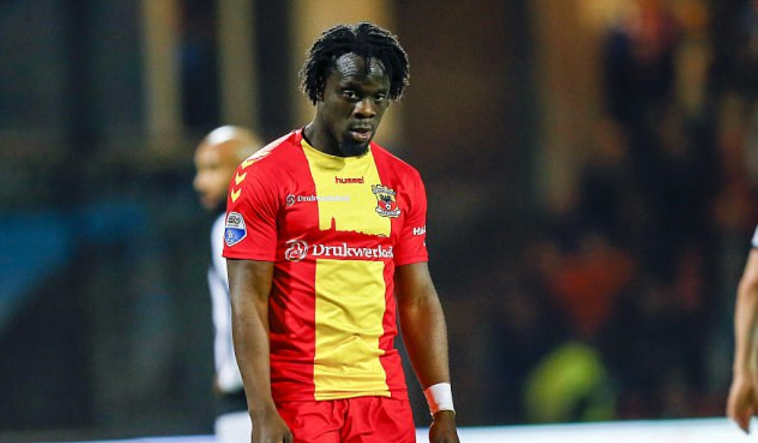 Jugador holandés es supendido un partido por no protestar lo suficiente