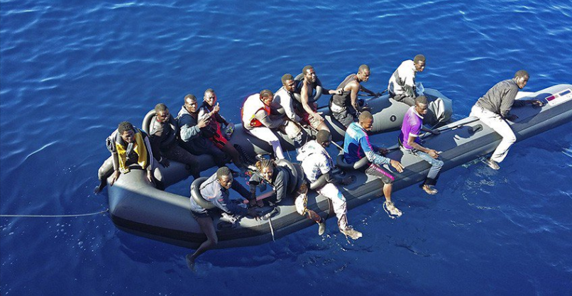 España e Italia rescatan en el mar a miles de migrantes africanos