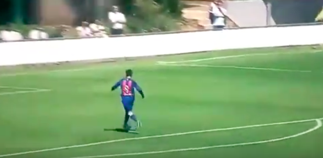 #Video Jugador infantil anota mientras rivales festejaban