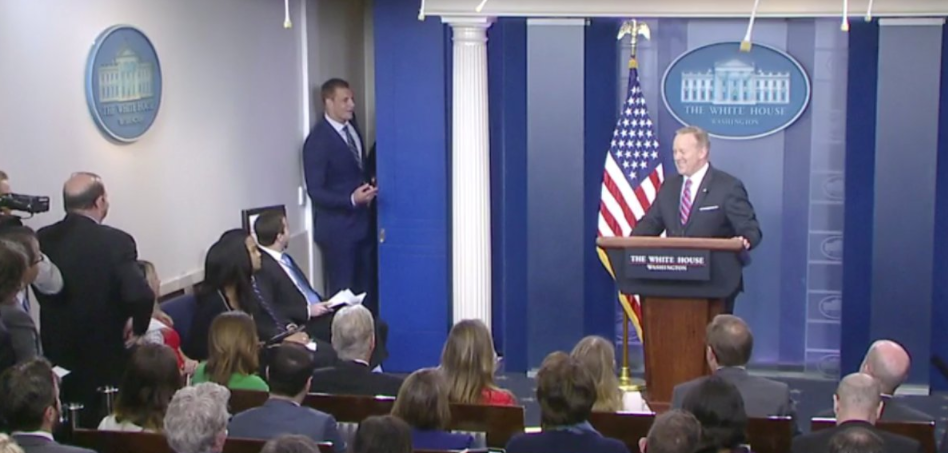 #Video Gronkowski interrumpe a secretario de Prensa de la Casa Blanca