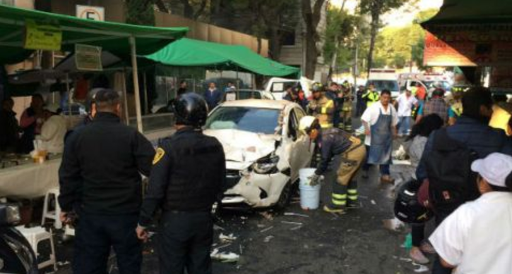 Acusan de homicidio culposo al conductor que chocó contra tianguis