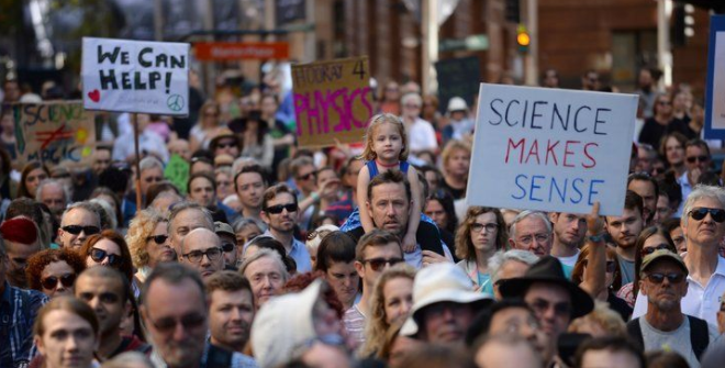 Miles marchan a favor de la Ciencia y en contra de Trump