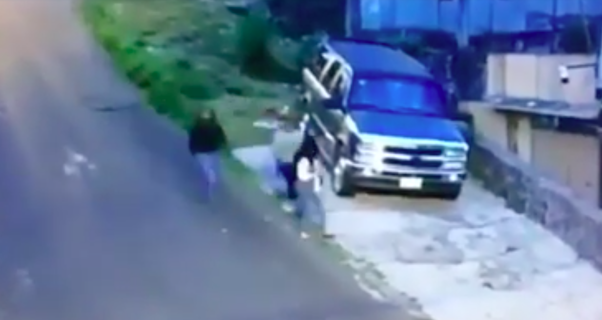 #Video Agreden y asaltan a mujer en Tlalpan
