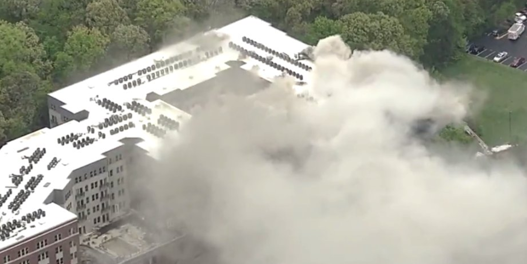 #Video Bomberos luchan contra incendio en Maryland