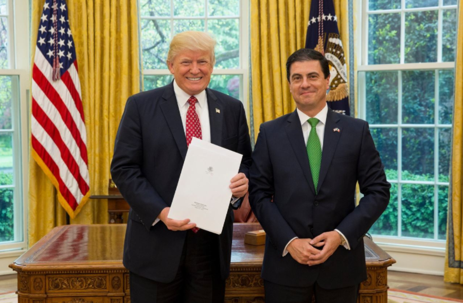 Gerónimo Gutiérrez presenta sus cartas credenciales ante Trump - Captura-de-pantalla-2017-04-24-a-las-19.14.38