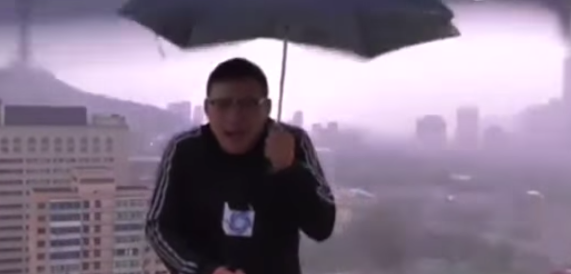 #Video Rayo alcanza a reportero mientras transmitía en vivo