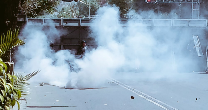 Miembros del movimiento de los 43 se enfrentan a autoridades en Bucareli