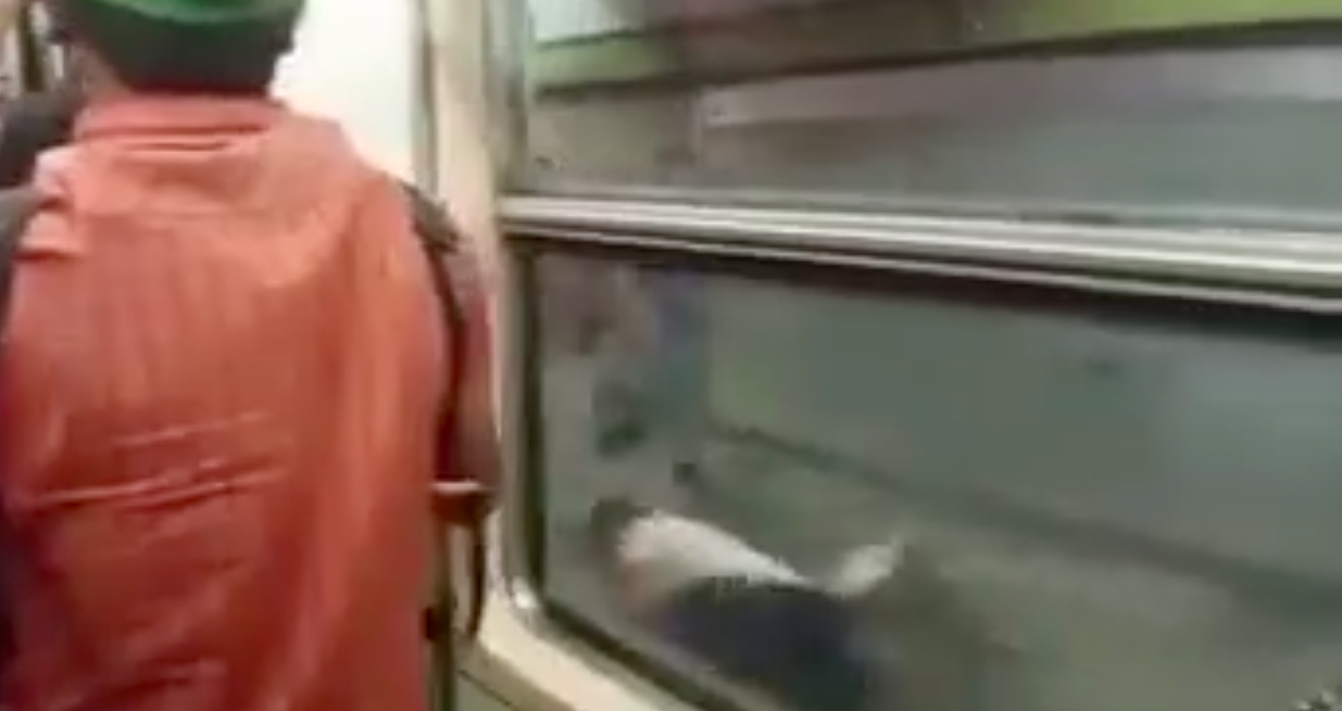 #Video Saltan del Metro porque no paró en varias estaciones