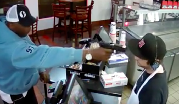 #Video Asaltan restaurante y cajero reacciona con calma