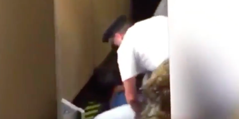 #Video Piloto de Delta golpea a mujer para intervenir pelea