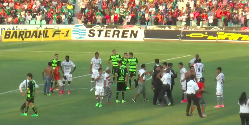 Detienen a 26 tras invasión de campo durante juego de Jaguares de Chiapas - Captura-de-pantalla-2017-04-30-a-las-12.50.48