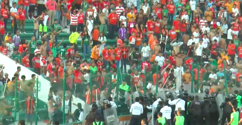 Detienen a 26 tras invasión de campo durante juego de Jaguares de Chiapas - Captura-de-pantalla-2017-04-30-a-las-12.51.05