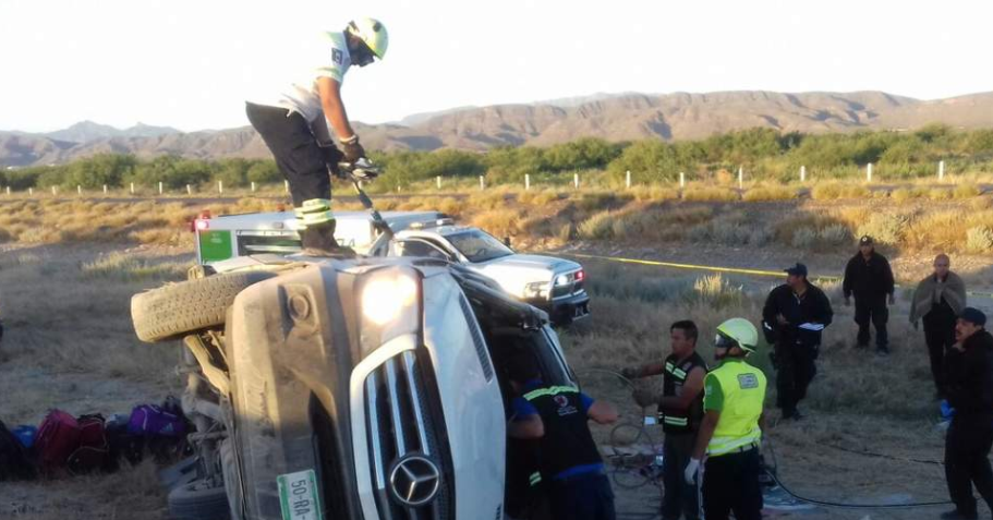 Volcadura de autobús que transportaba deportistas deja dos muertos