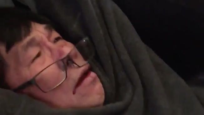 Despiden a policías por agresión a pasajero en vuelo de United