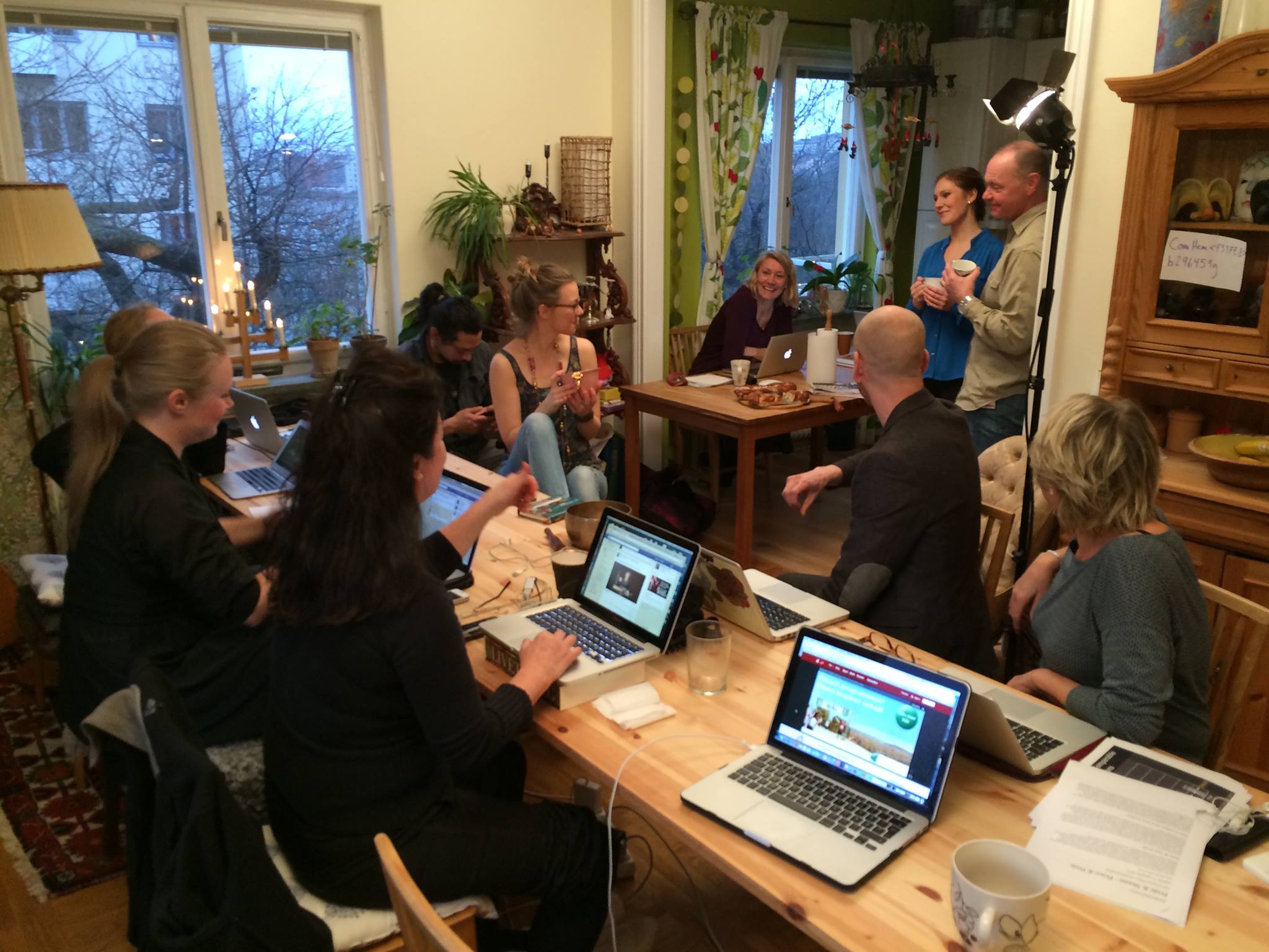 #Video En esta oficina los escritorios se elevan cuando termina el turno - FREE-USE-WITH-CREDIT-AMRIT-DANIEL-FORSS-reporting-back-about-work-progress-in-the-break