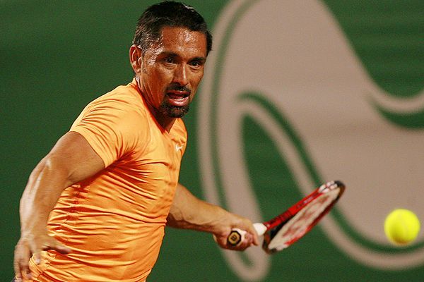 Extenista destroza auto de 3 millones de pesos - File_201110310213