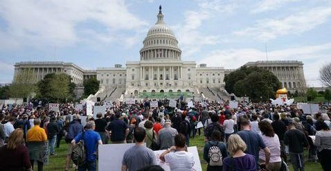 Manifestantes exigen que Trump publique sus impuestos