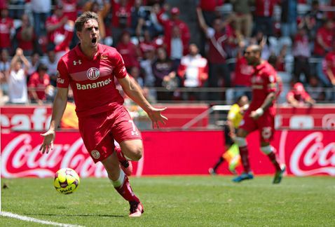 Toluca mantiene el liderato ante Monterrey - Hauche-festeja-anotacion_MILIMA20170416_0213_8