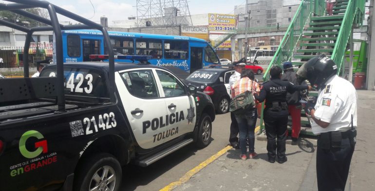 Policías impiden que mujer se arroje desde un puente en Toluca - INTENTO-SUICIDIO-TOLUCA-770x392-1