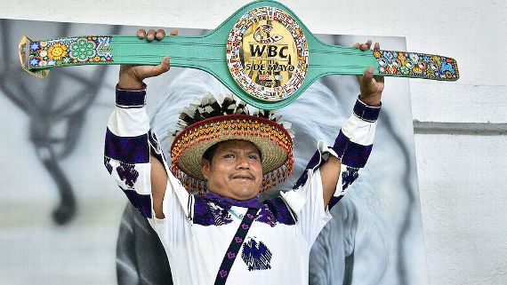 #Fotos Cinturón para 'Canelo' contra 'Chávez Jr' es una obra de arte - Luis-de-la-Cruz-muestra-el-progreso-del-cinturón.-Foto-de-Alma-Montiel.-WBC