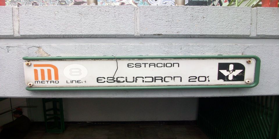 Policías impiden suicidio en estación del Metro