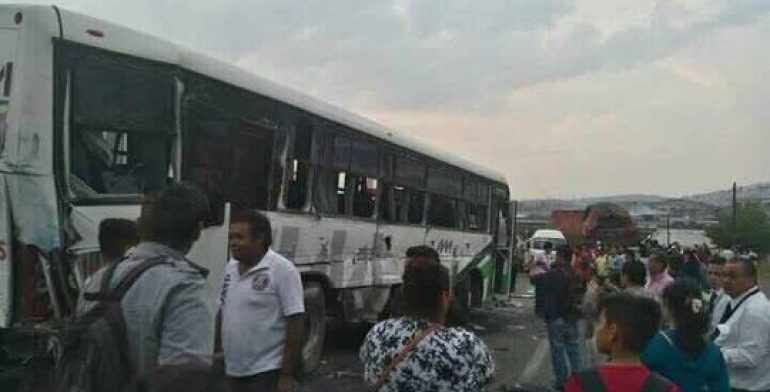 Choque entre tráiler y autobús de pasajeros deja 35 heridos