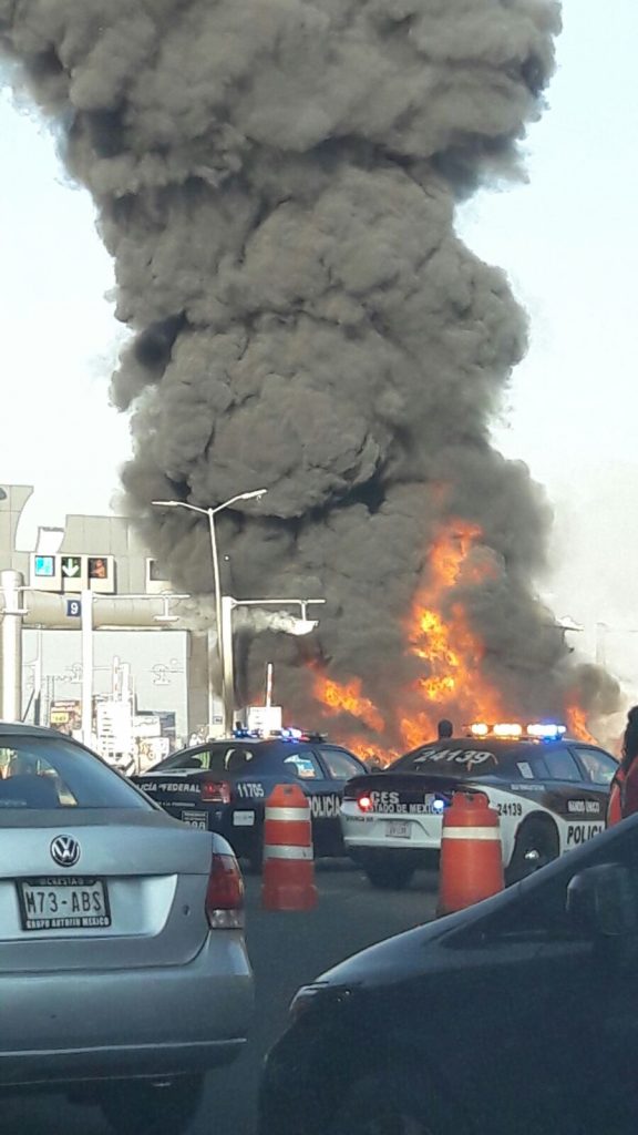 #Video Volcadura de tráiler deja un muerto en la Autopista México-Toluca - WhatsApp-Image-2017-04-19-at-10.17.01-576x1024