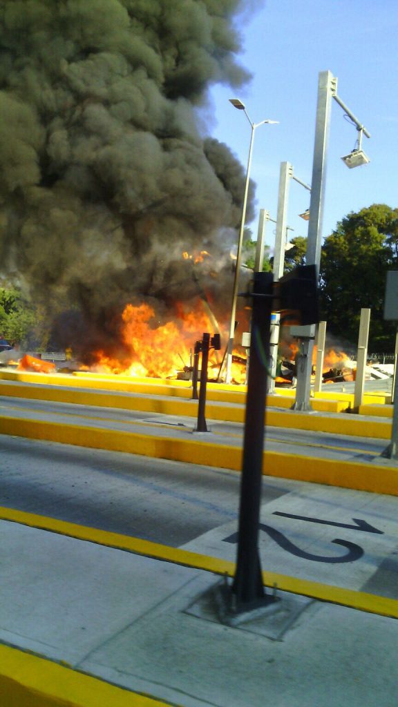 #Video Volcadura de tráiler deja un muerto en la Autopista México-Toluca - WhatsApp-Image-2017-04-19-at-10.17.21-576x1024
